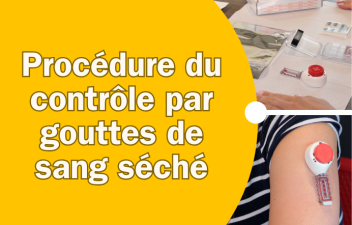 Un rectangle jaune sur lequel est inscrit : Procédure du contrôle par gouttes de sang séché. Il comprend une petite image de l'équipement de prélèvement et une photo du bras d'une femme portant le dispositif de prélèvement.