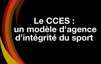Une boite noire avec des flambeau rouge, orange et jaune, qui lit « Le CCES : un modèle d'agence d’intégrité du sport » en lettres blancs.